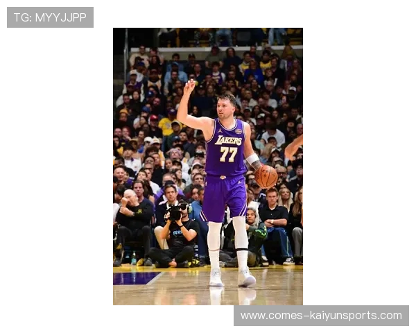 东契奇轻松挑篮得分,独行侠攻势连绵 东契奇轻松挑篮得分,独行侠攻势连绵